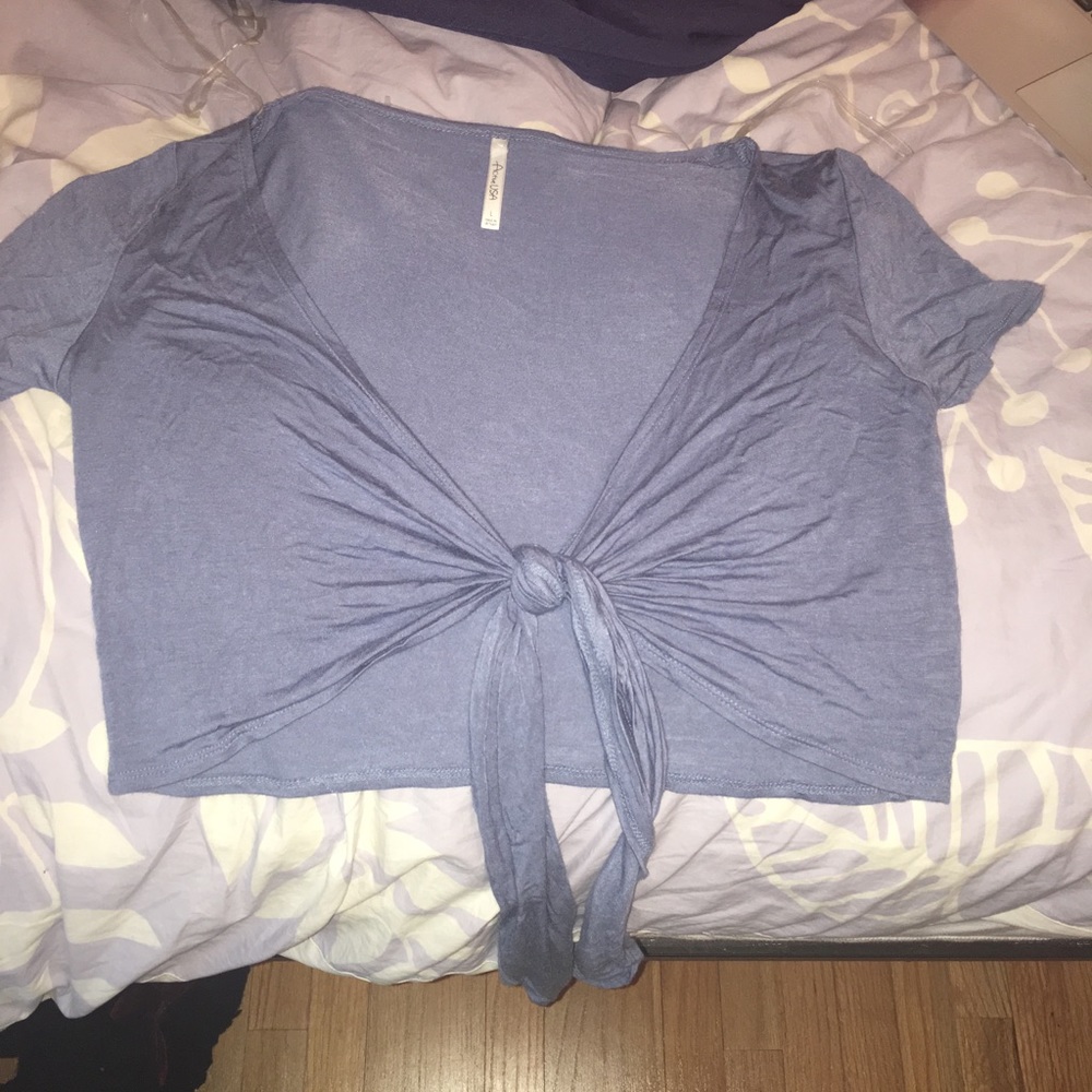 Cropped blue tie shirt